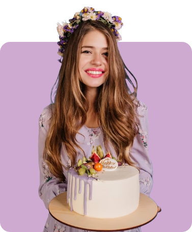 Девушка с тортом в руках